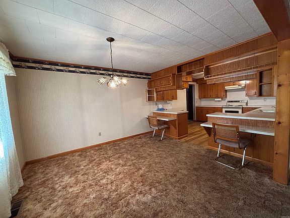 4th image of 310 E Elm St