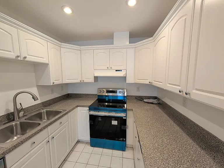 415 Montana Ave — Photo 9