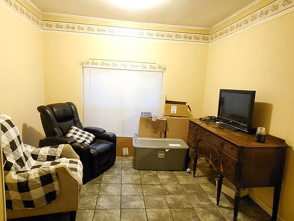 5th image of 411 Evelyn St