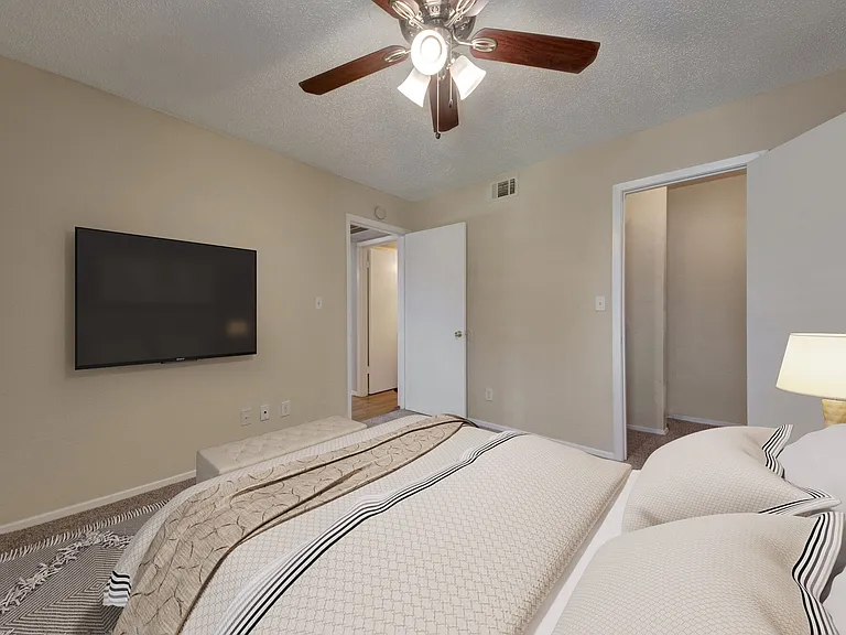 Valley Creek Apartments — Photo 8