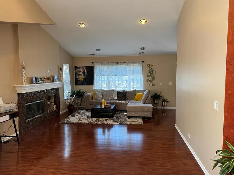 587 Saddlebrook Ln — Photo 4
