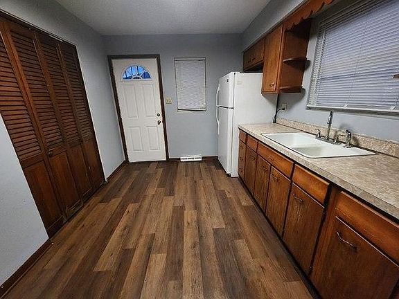 4th image of 457 Greenbay Ave #1