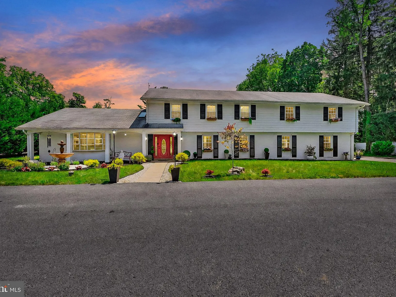 6 bed, 6.0 bath, 4800 sqft, $9,900 — Photo 1