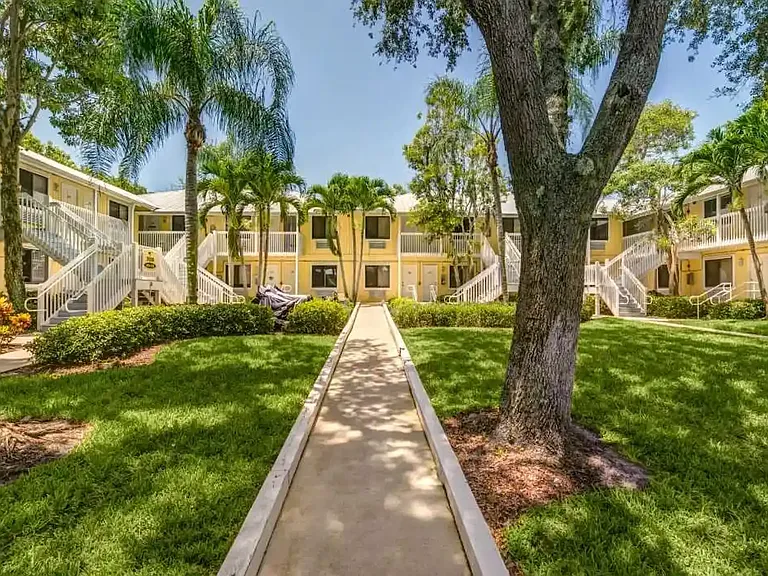Naples 701 Apartments — Photo 17