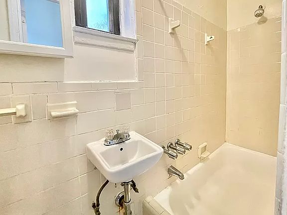 5th image of 212 W 82nd St APT 3C