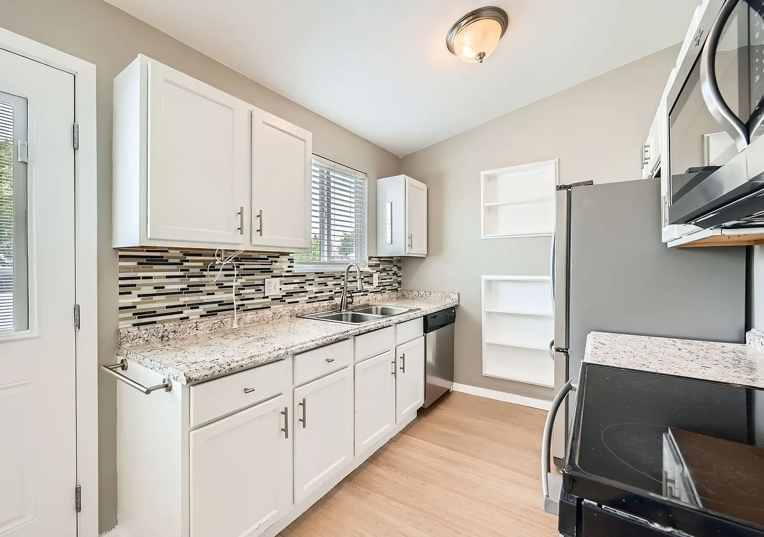 Spacious 3-Bedroom Aurora Home with Fenced Yard, Garage & Central AC — Photo 3
