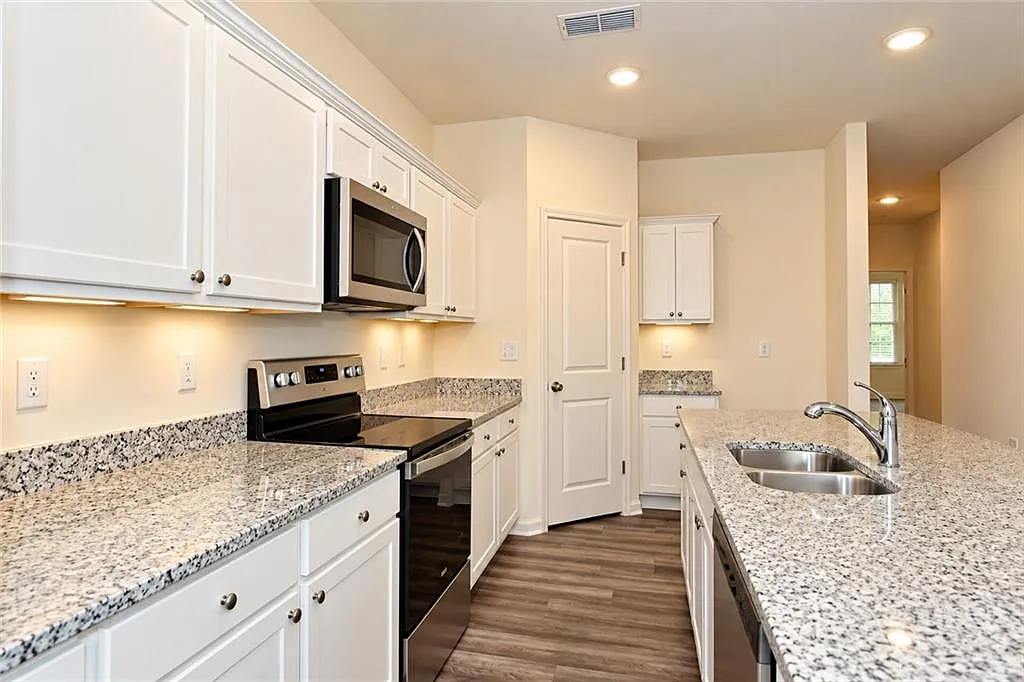 4 bed, 2.0 bath, 1844 sqft, $2,300 — Photo 2