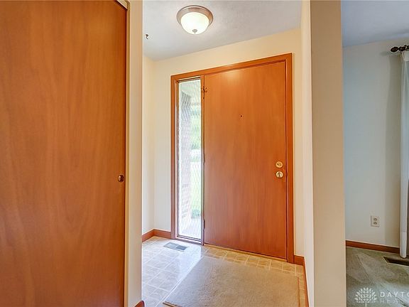 5th image of 992 Hyde Park Dr