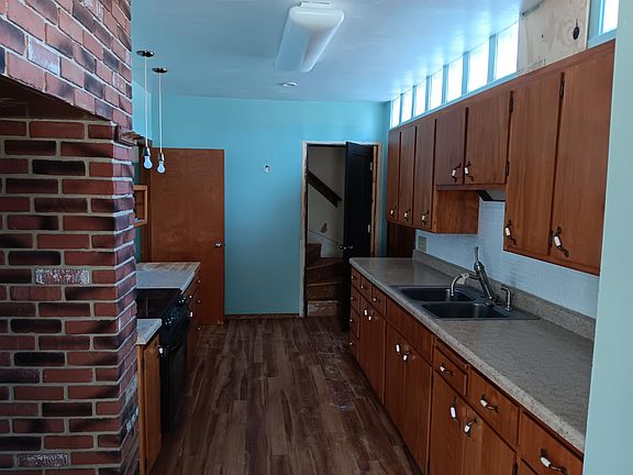 3rd image of 212 Spring St