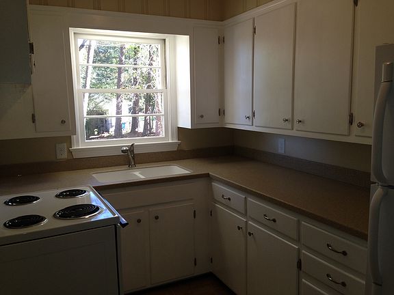 Kitchen w/window to backyard