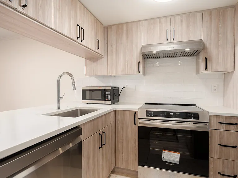1550 Marine Dr #103 — Photo 2