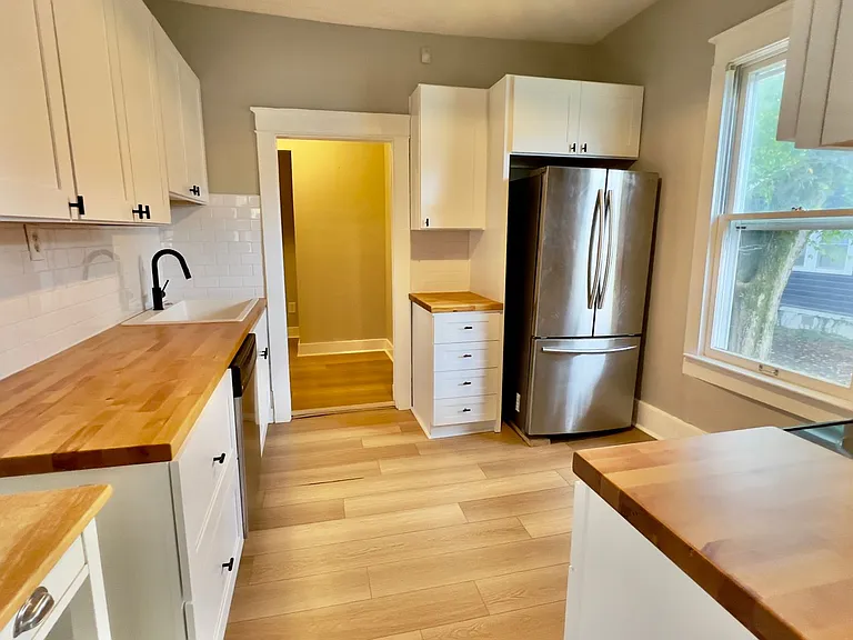 1542 Douglas Ave — Photo 6