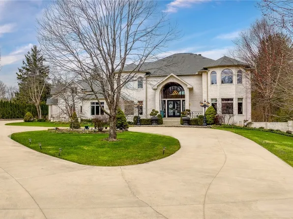 25 Brandon Ct, Chagrin Falls, OH 44022