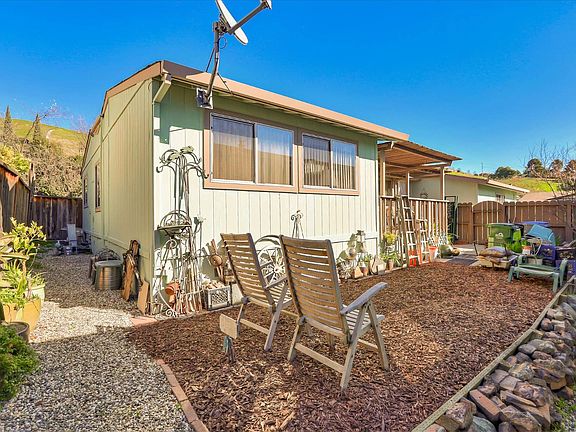 4th image of 253 Mountain Springs Dr