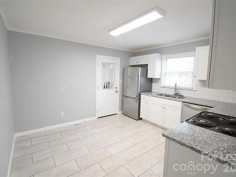 924 Edgegreen Dr — Photo 9