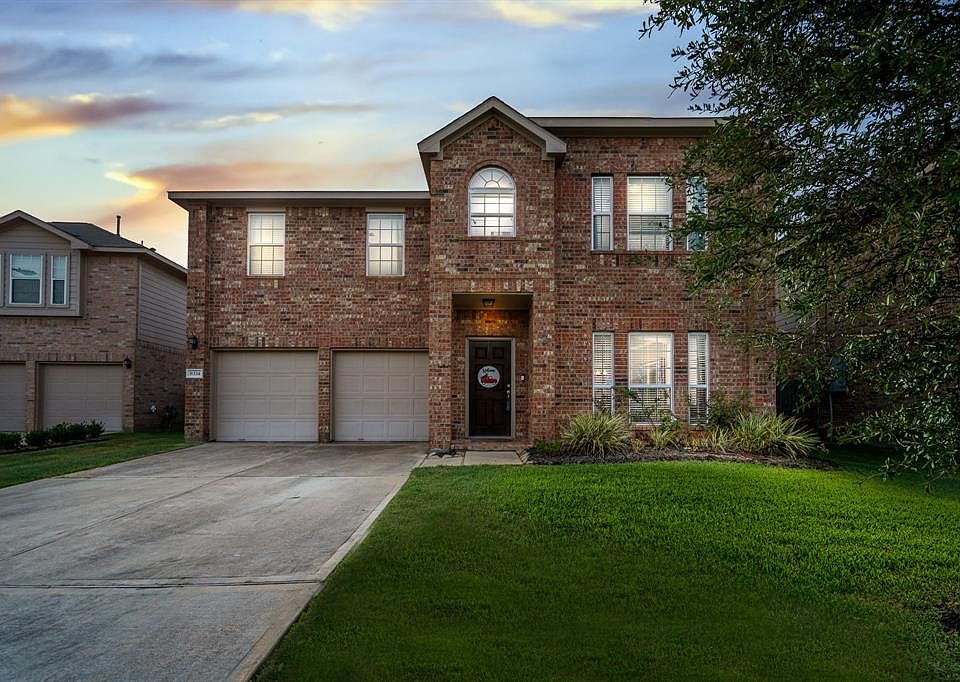 Welcome to Willow Trace subdivision convenient to 99, recent nearby shopping centers and restaurants.