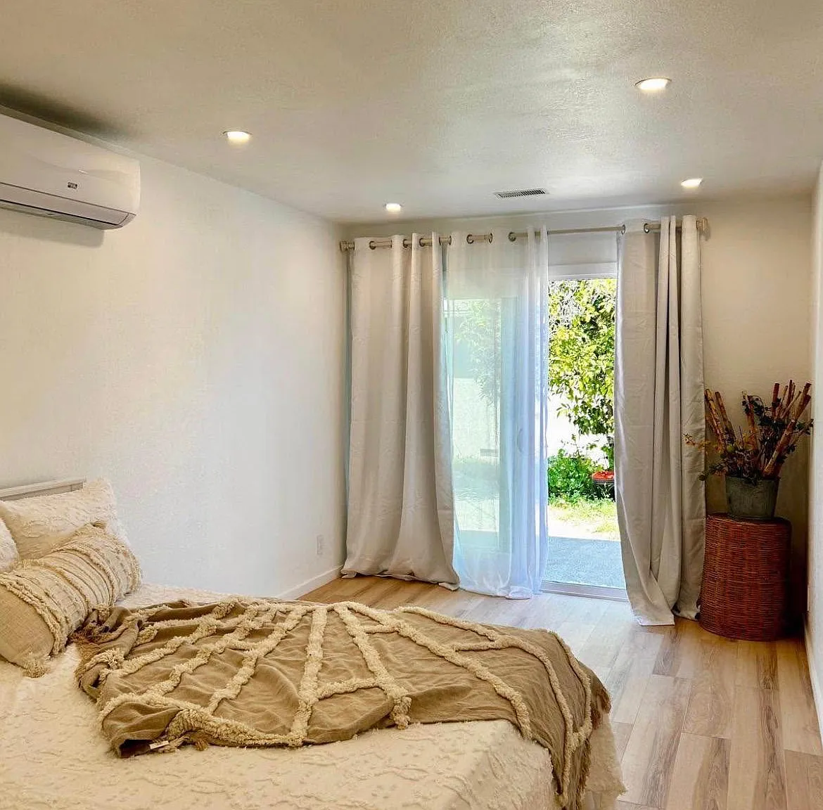 2 bed, 528 sqft, $1,350 — Photo 2
