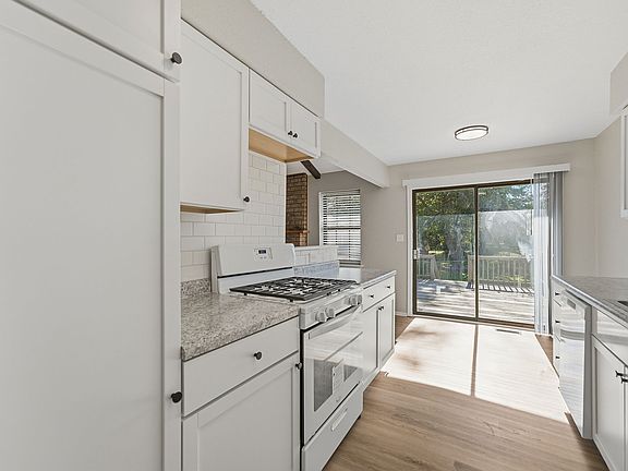 5th image of 613 SW 36th St
