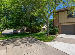 276 Meadow Bridge Dr, Rochester, MI 48307