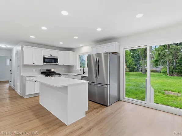 4901 Robert St, Shelby Township, MI 48316