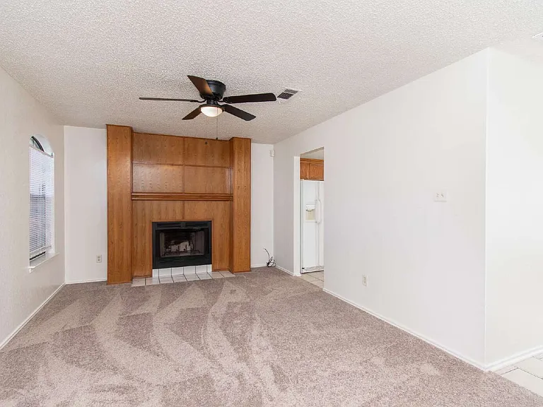 2104 Corona Dr — Photo 2