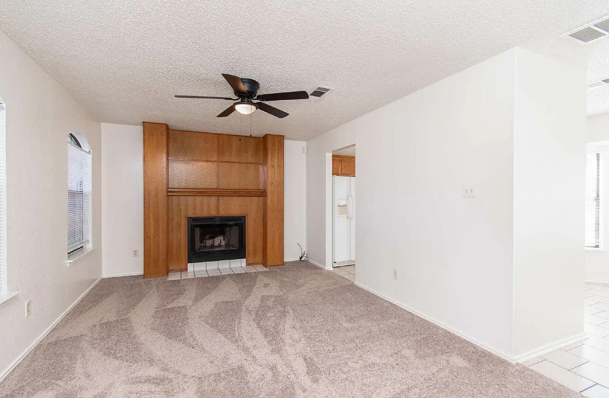 Building Photo - 2104 Corona Dr