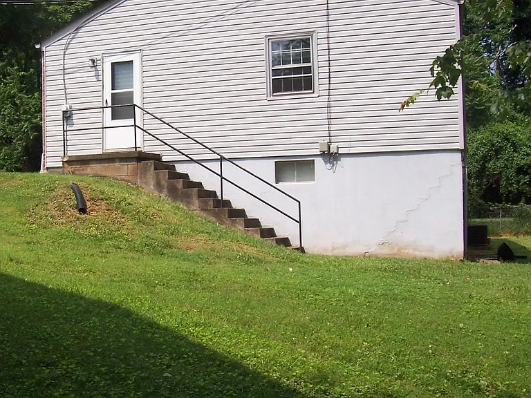 108 Stratford Ct — Photo 2
