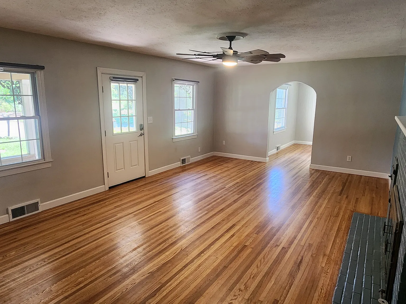 3 bed, 1.5 bath, 1354 sqft, $1,900 — Photo 3