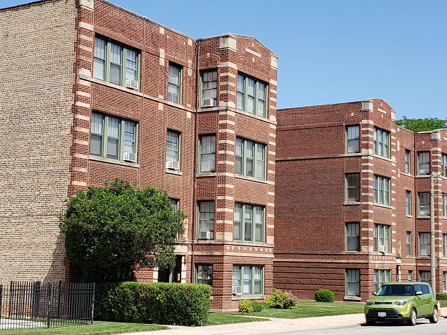 2 bed, 840 sqft, $1,600 — Photo 1