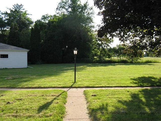 3 bed, 1.5 bath, 1350 sqft, $1,899 — Photo 3