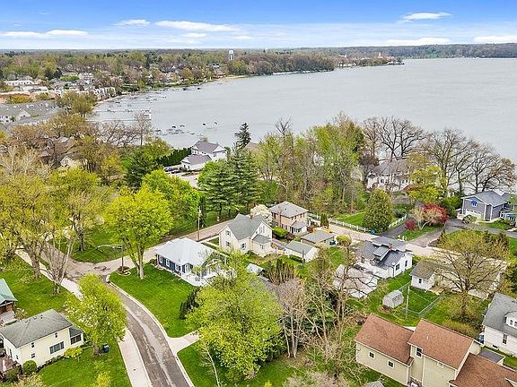 2nd image of 209 Hawkins Ct