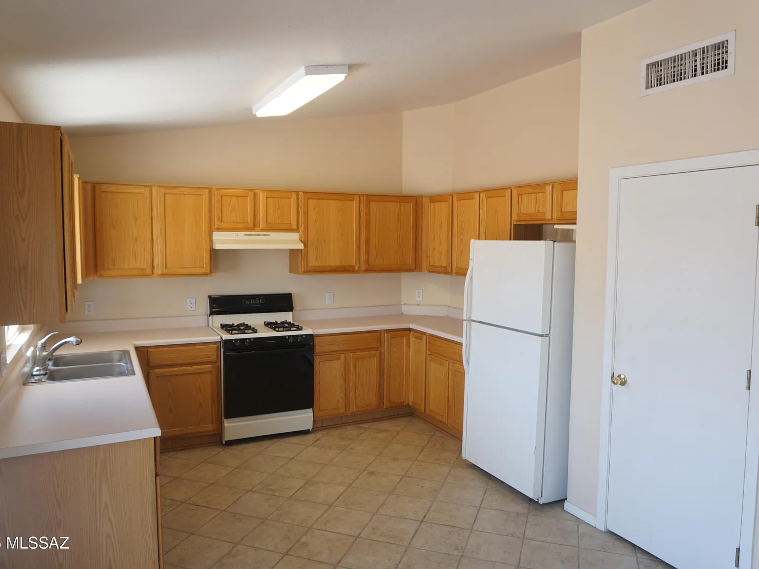 3 bed, 2.0 bath, 1235 sqft, $1,745 — Photo 2