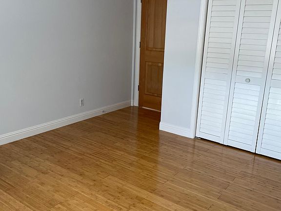 4th image of 754 Niantic Ave
