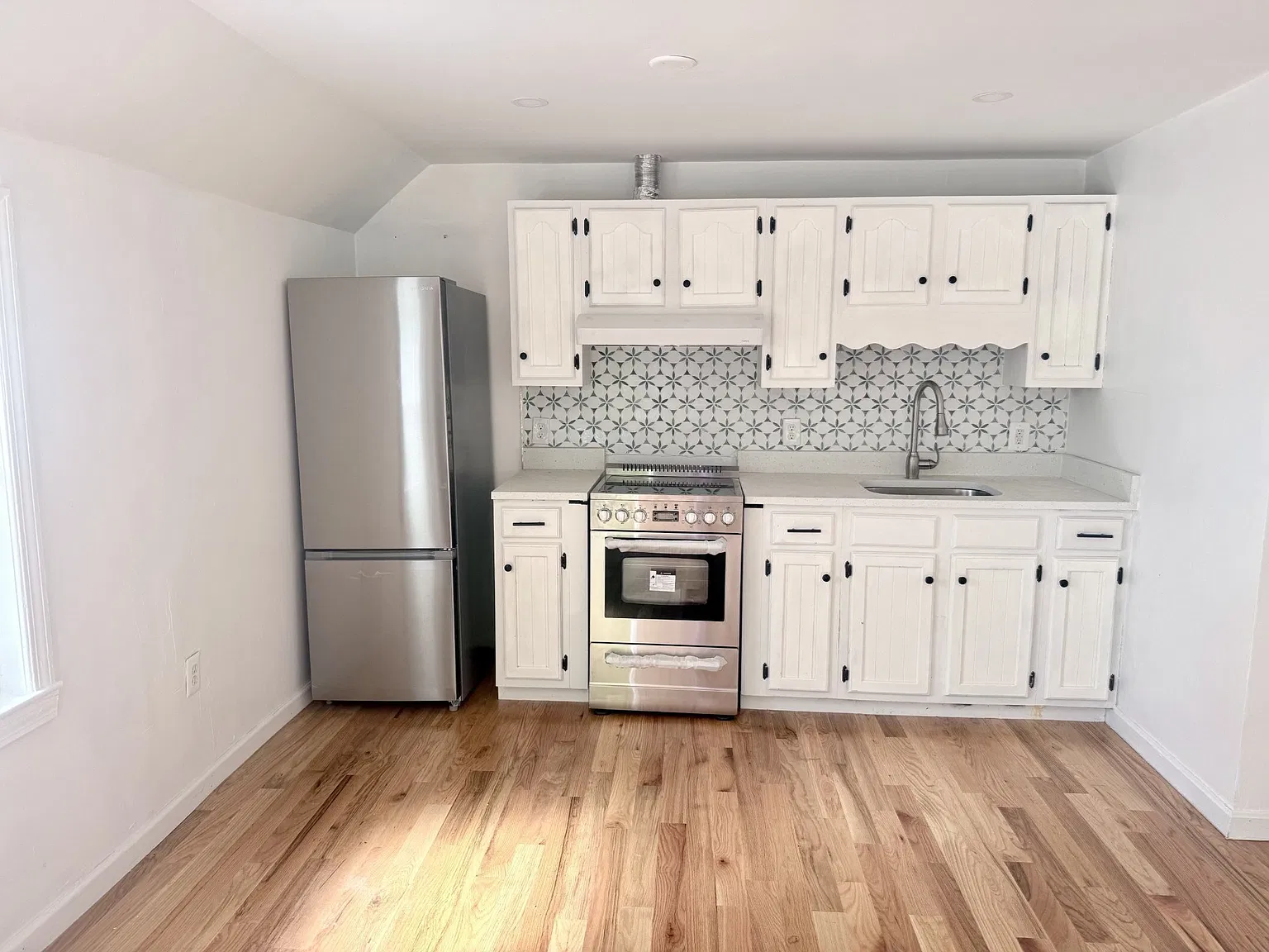 1 bed, 1.0 bath, 400 sqft, $1,800 — Photo 2