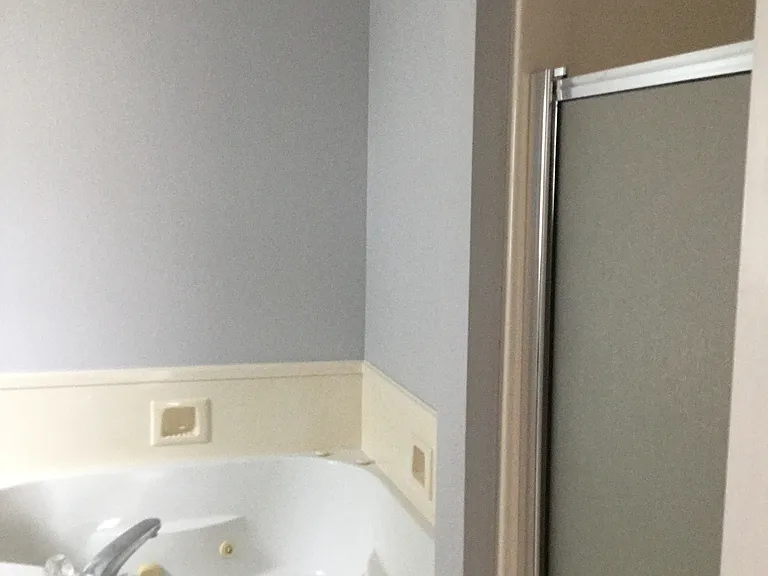 En-suite spa bath separate shower