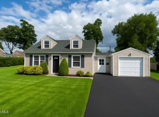 1037 Roberta Rd, Schenectady, NY 12303