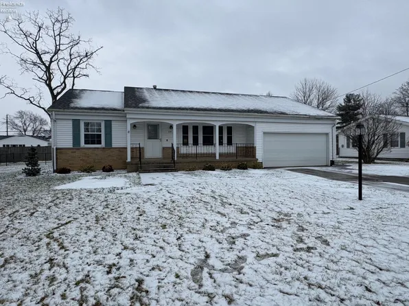 402 Meadow Ln, Sandusky, OH 44870