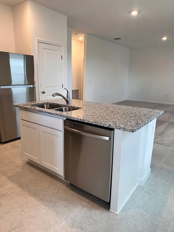 3 bed, 2.0 bath, 1401 sqft, $2,000 — Photo 3