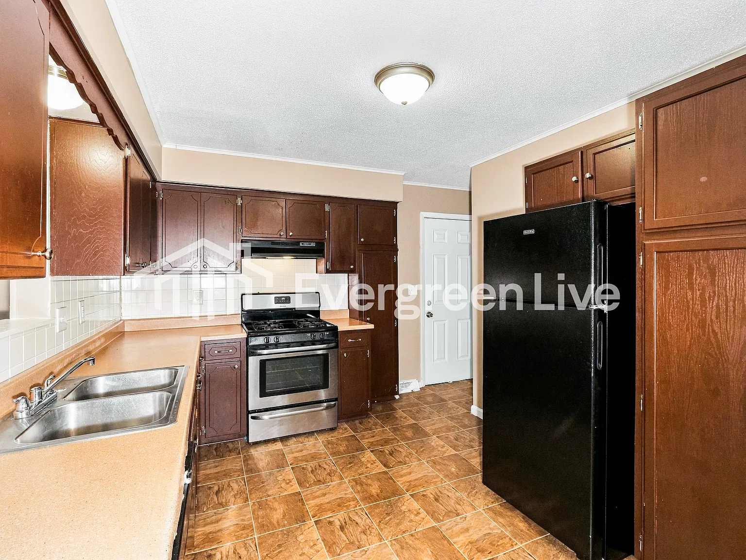 4 bed, 1.5 bath, 1685 sqft, $1,845 — Photo 4