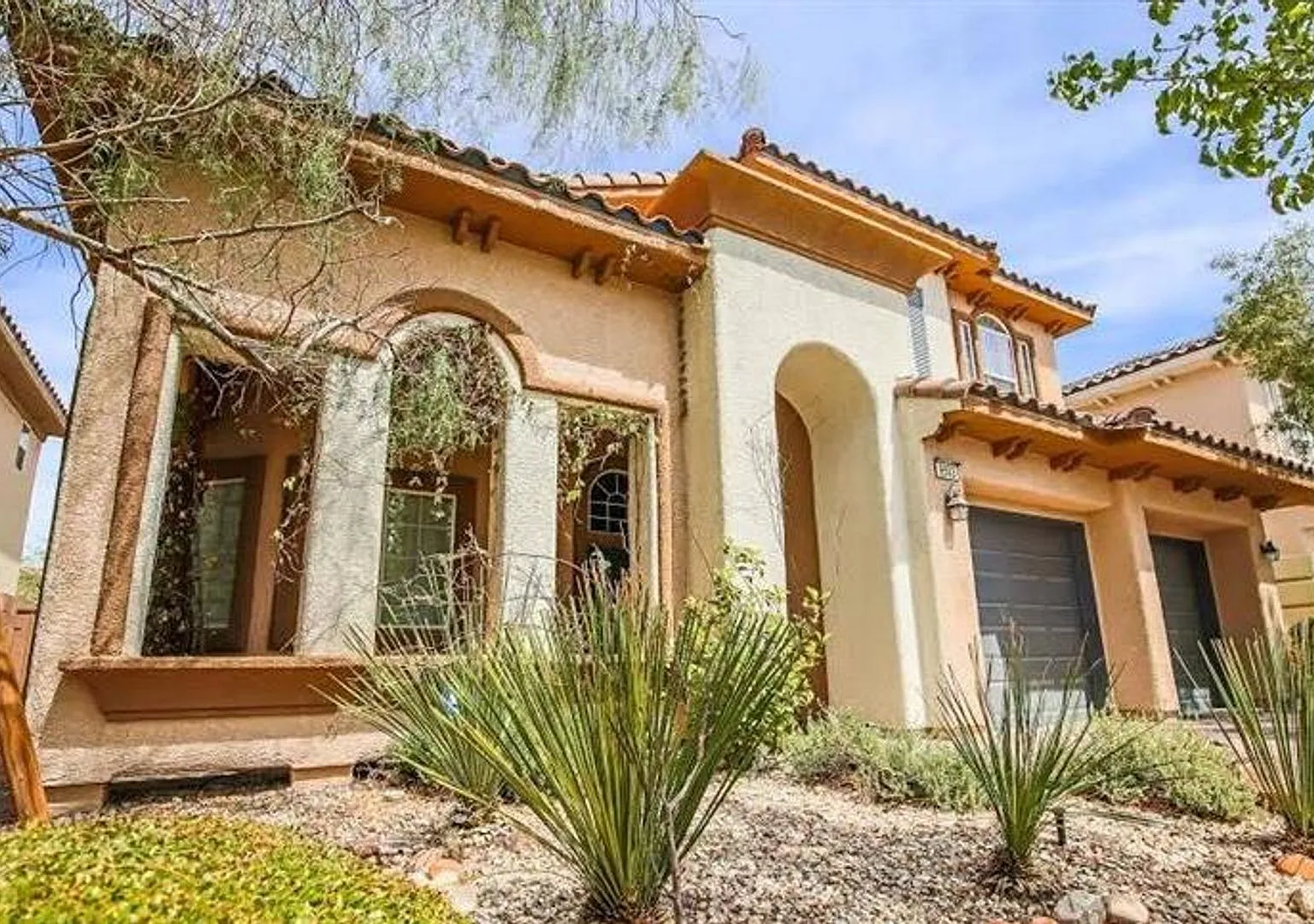 Welcome to this stunning 3-bedroom, 2.5-bathroom home located in the desirable city of Las Vegas! — Photo 2