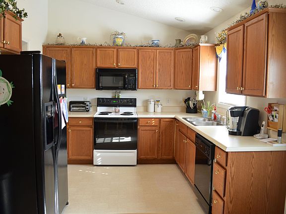 Fully applianced kitchen