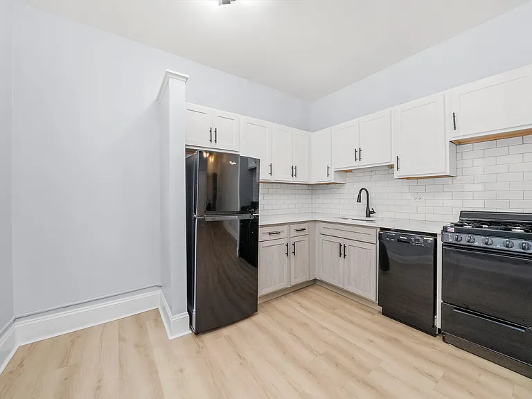 University Manor Apartments — Photo 15