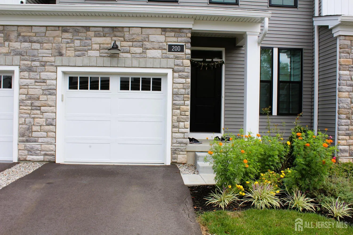 3 bed, 2.5 bath, 2300 sqft, $4,400 — Photo 2