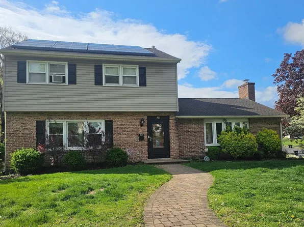 12 Magnolia Ct, Douglassville, PA 19518