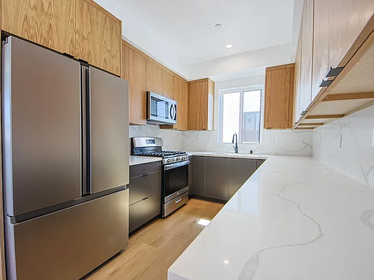 2851 S Victoria Ave — Photo 12