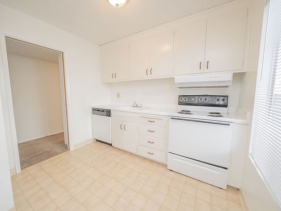 4th image of 33 Moss Ave #201