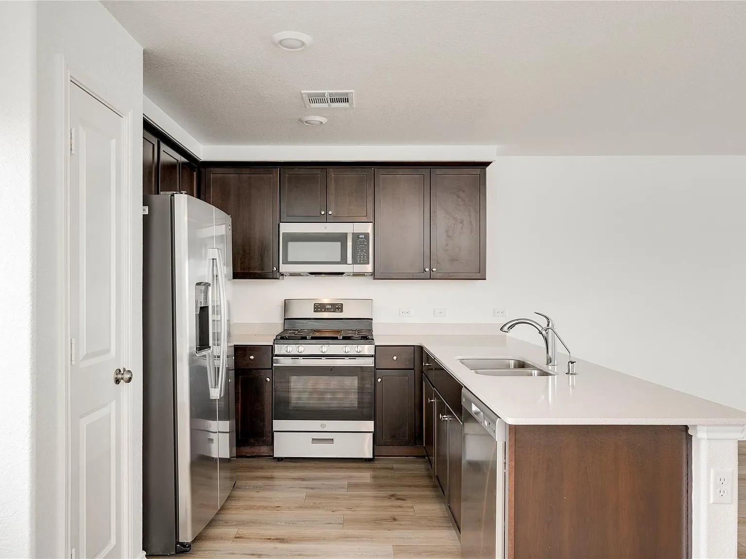 3 bed, 2.5 bath, 1600 sqft, $1,825 — Photo 4