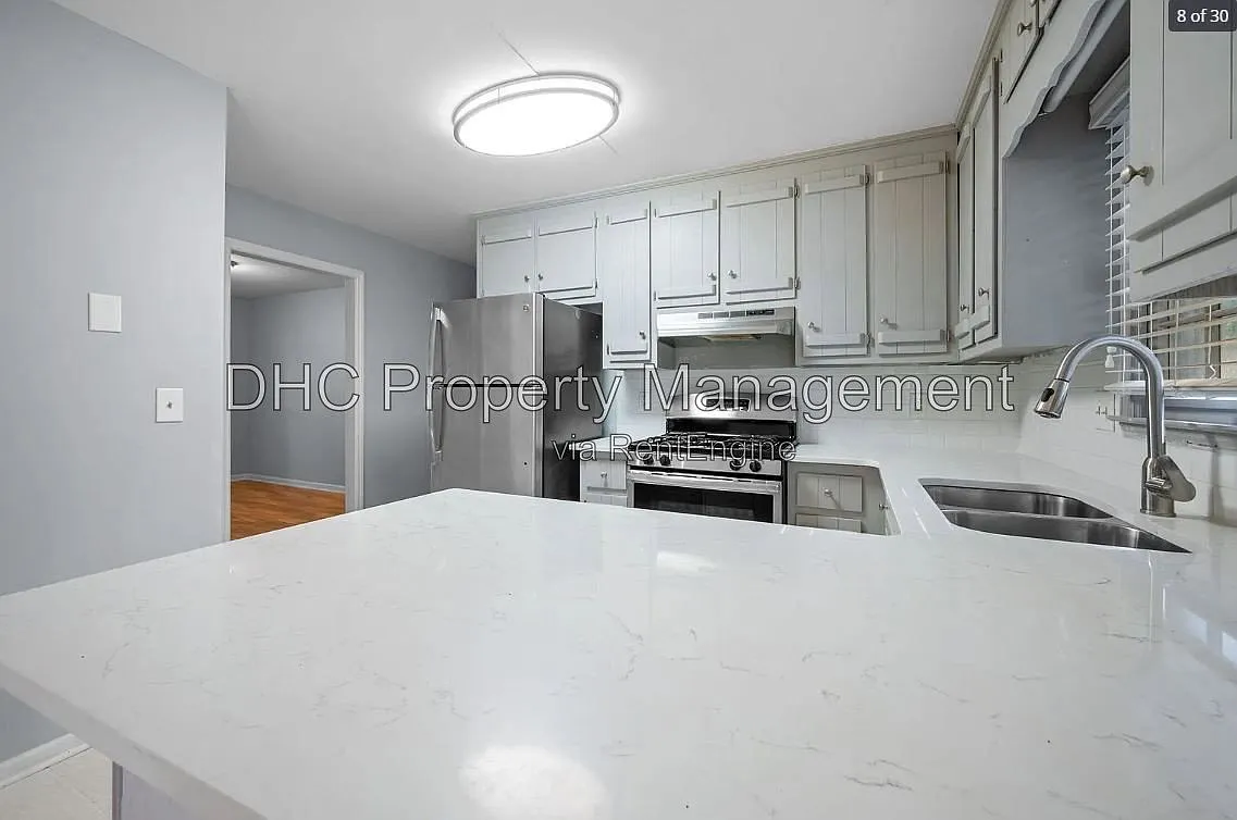 4 bed, 2.0 bath, 2200 sqft, $2,550 — Photo 3