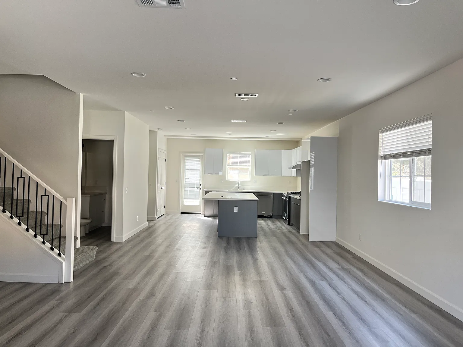 4 bed, 3.5 bath, 2627 sqft, $5,000 — Photo 4