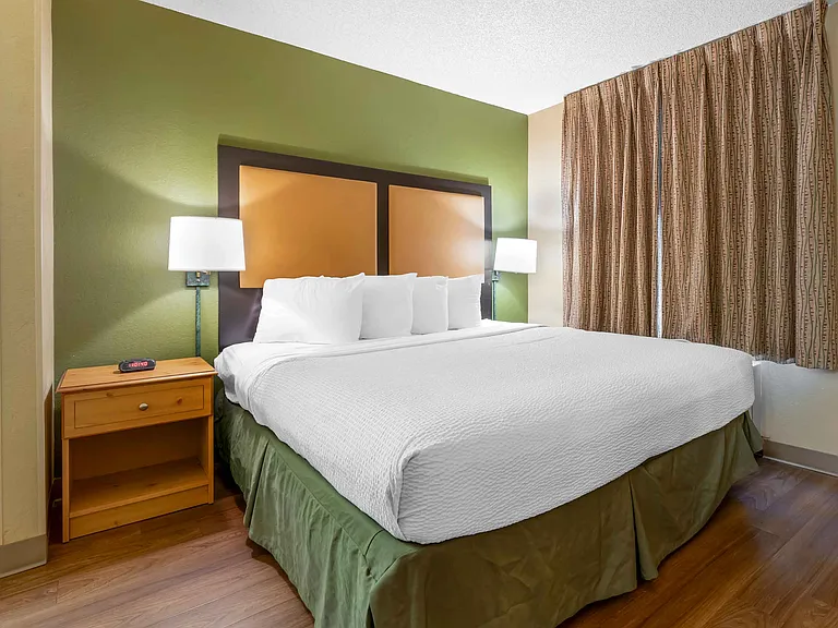 Deluxe Studio - 1 King Bed